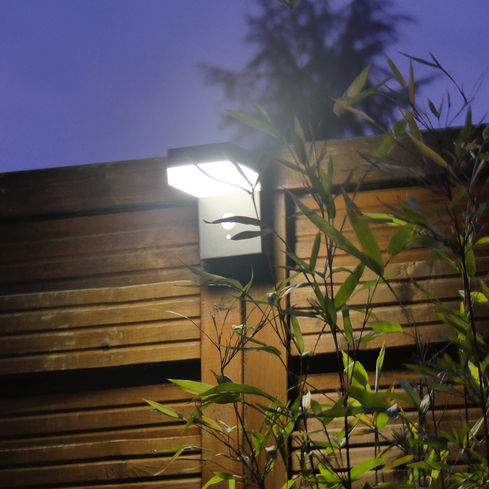 Applique Led extérieur Solaire VENUS - Détecteur de mouvements - 3 modes d'éclairage 75 à 600 lumens - Lumihome-France.com