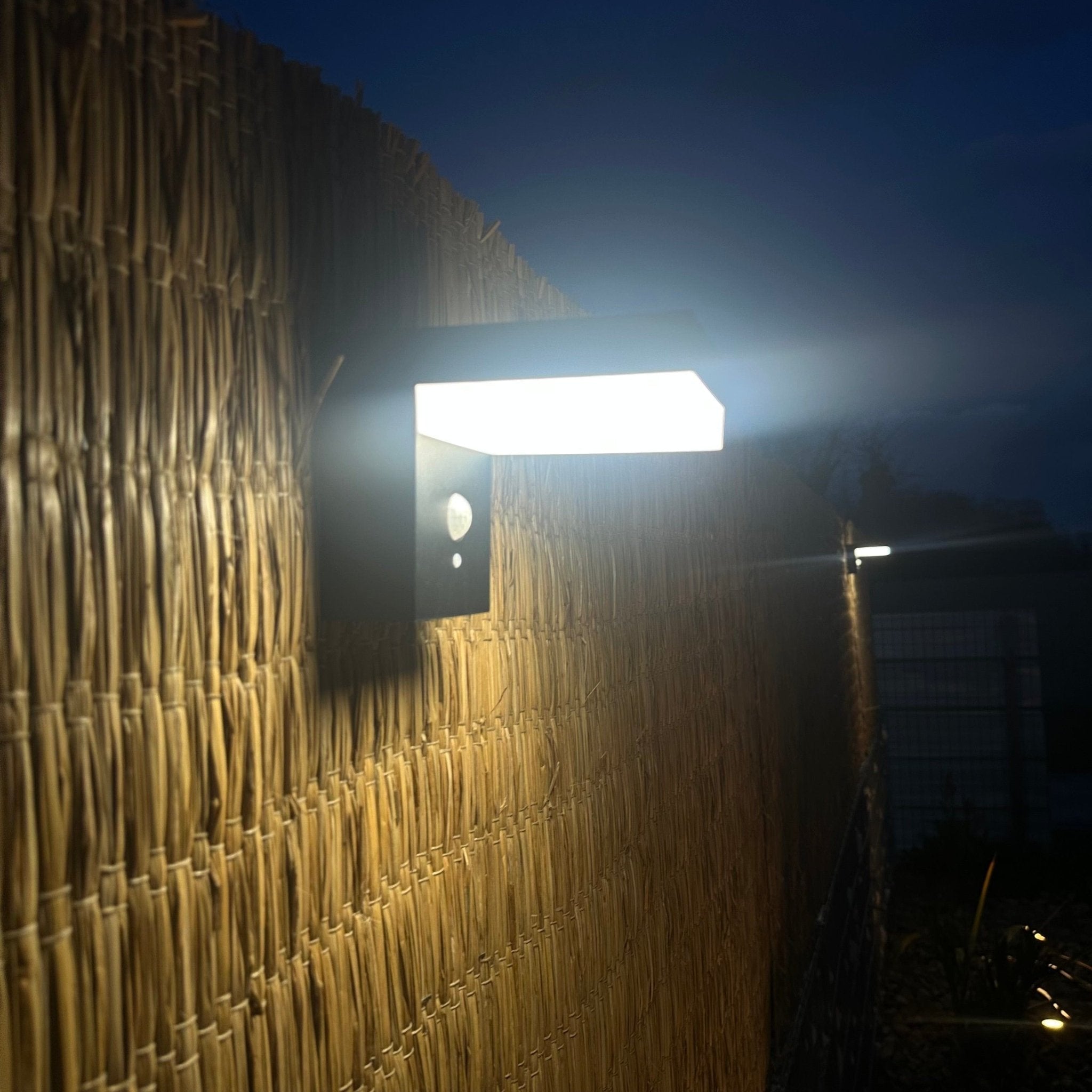 Applique Led extérieur Solaire VENUS - Détecteur de mouvements - 3 modes d'éclairage 75 à 600 lumens - Lumihome-France.com