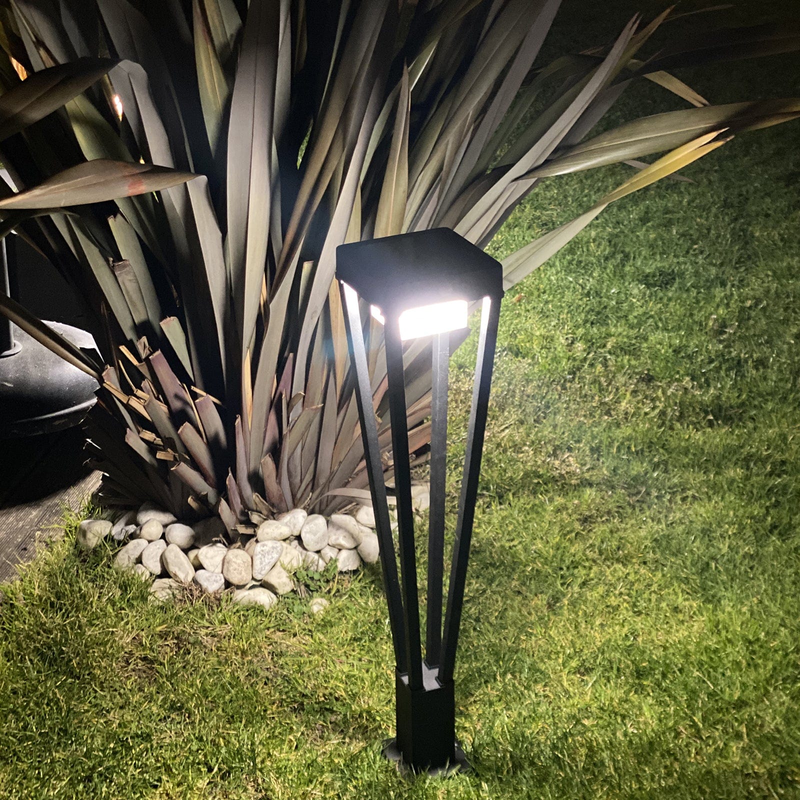 Borne Led solaire LUXOR - Détecteur de mouvements - 3 modes d'éclairages - 75 à 600 lumens - Lumihome-France.com