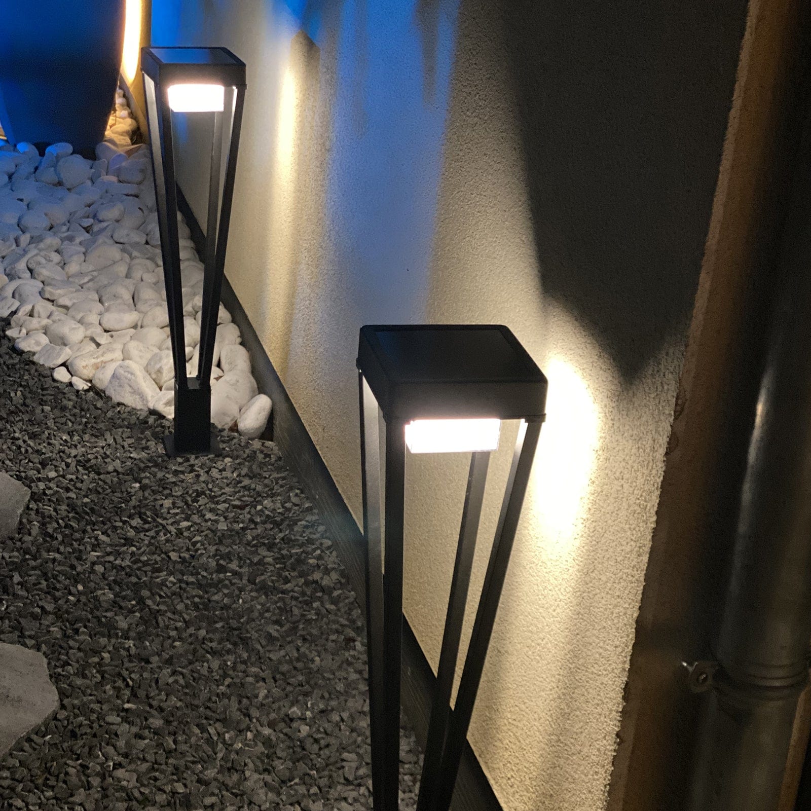 Borne Led solaire LUXOR - Détecteur de mouvements - 3 modes d'éclairages - 75 à 600 lumens - Lumihome-France.com