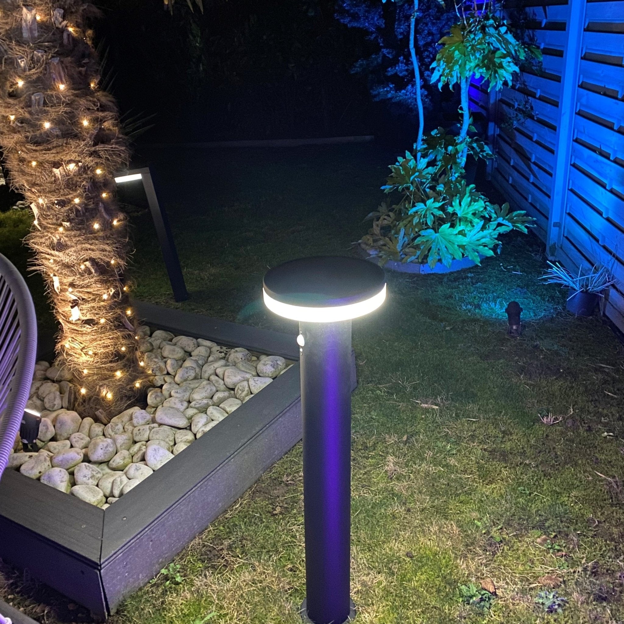 Borne Led solaire noire ALTO - Détecteur de mouvements - 3 modes d'éclairage de 150 à 1000 lumens - Lumihome
