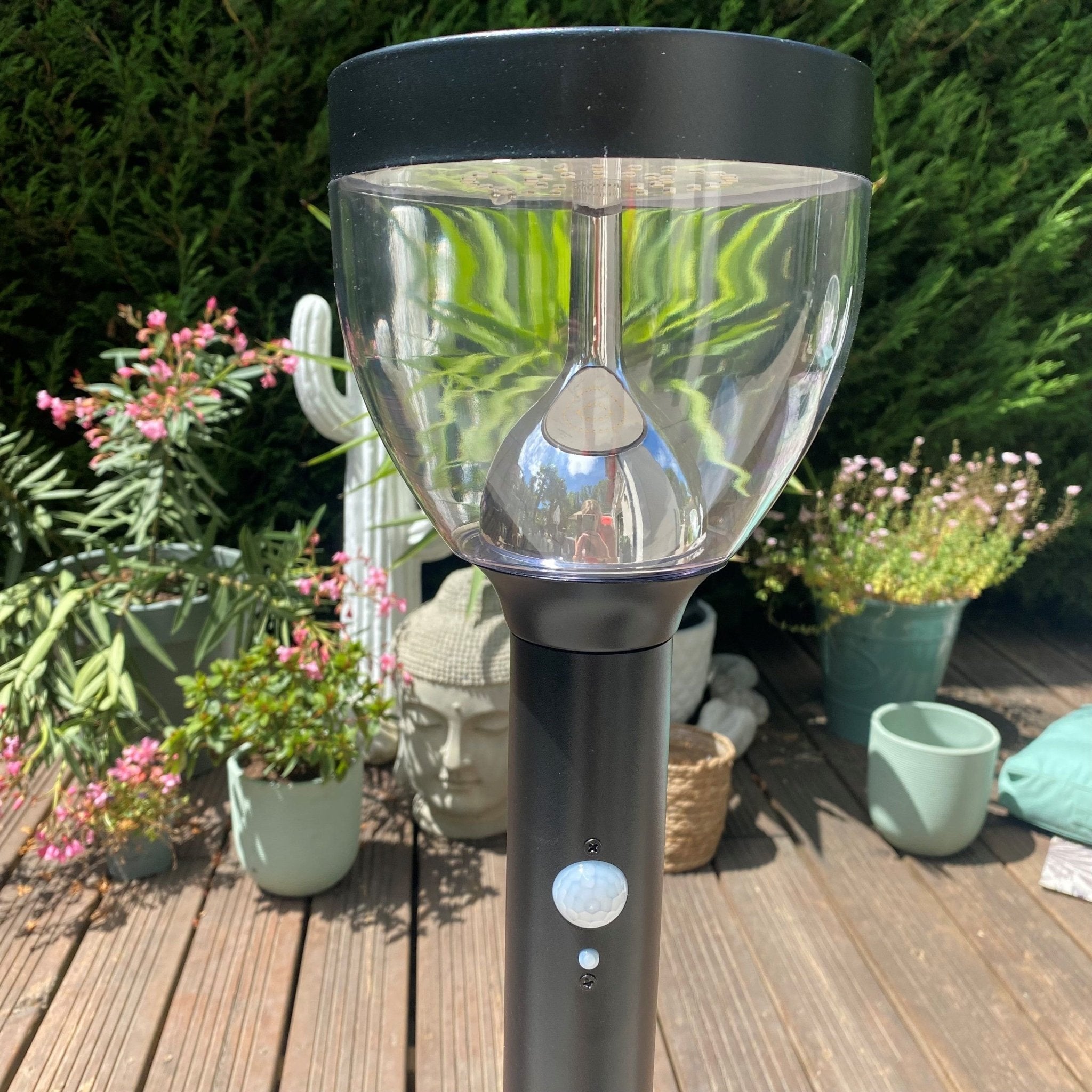 Borne solaire noire LUNA - Détecteur de mouvements - 3 modes d'éclairages de 75 à 600 lumens - Lumihome