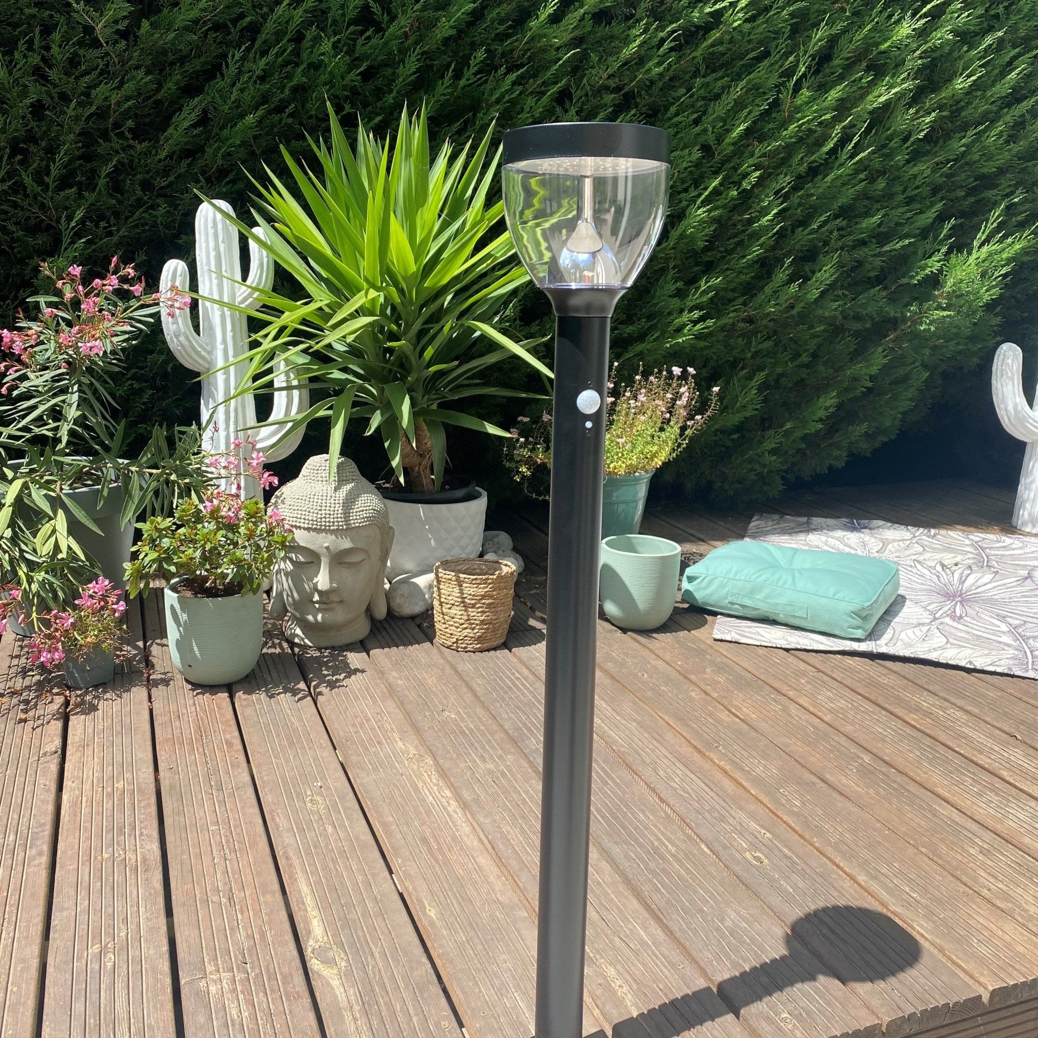 Borne solaire noire LUNA - Détecteur de mouvements - 3 modes d'éclairages de 75 à 600 lumens - Lumihome