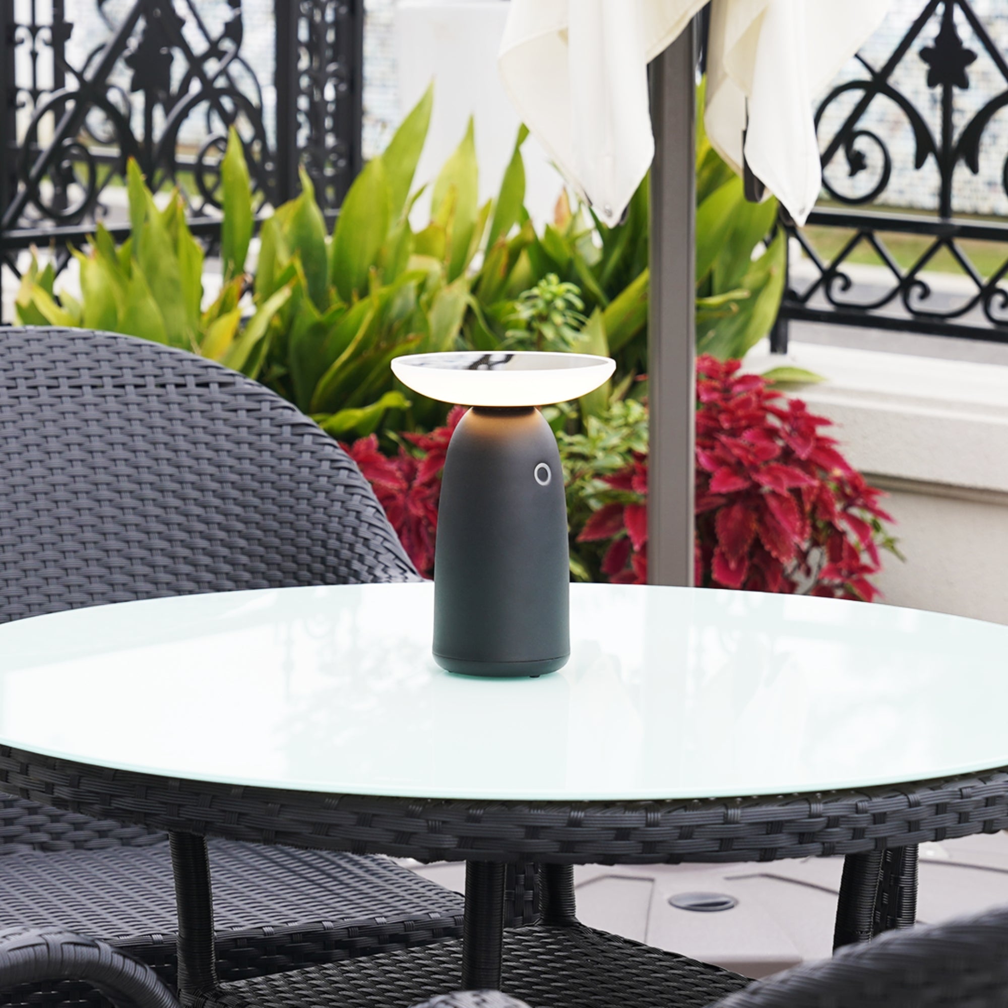 Lampe de table Led solaire noire HALO - 2 modes d'éclairage 100 à 1000 lumens - 4000K - Prise USB - C - Lumihome