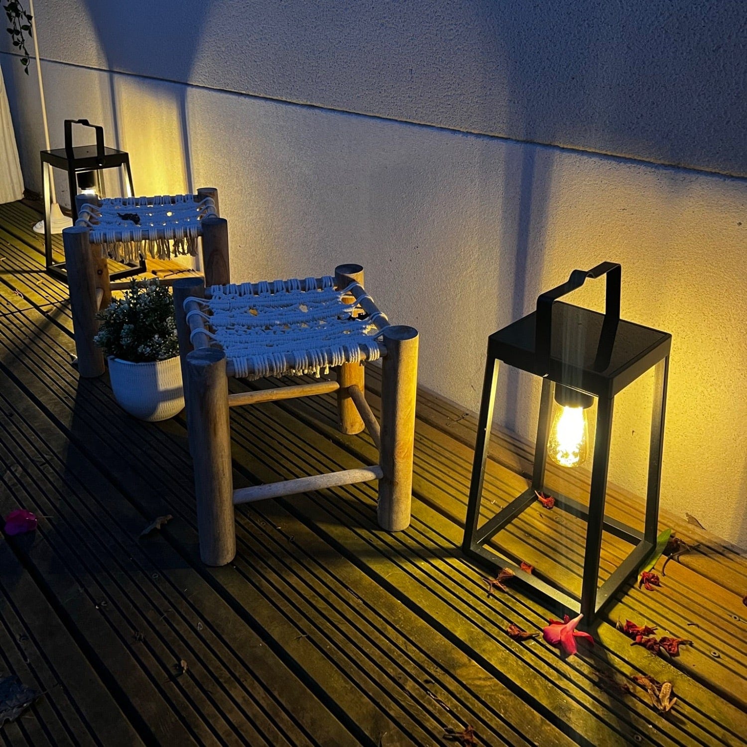 Lanterne led solaire à poser - Noire - Hauteur 30 cm - Ampoule E27 incluse - Câble USB - 400 lumens max - Lumihome-France.com